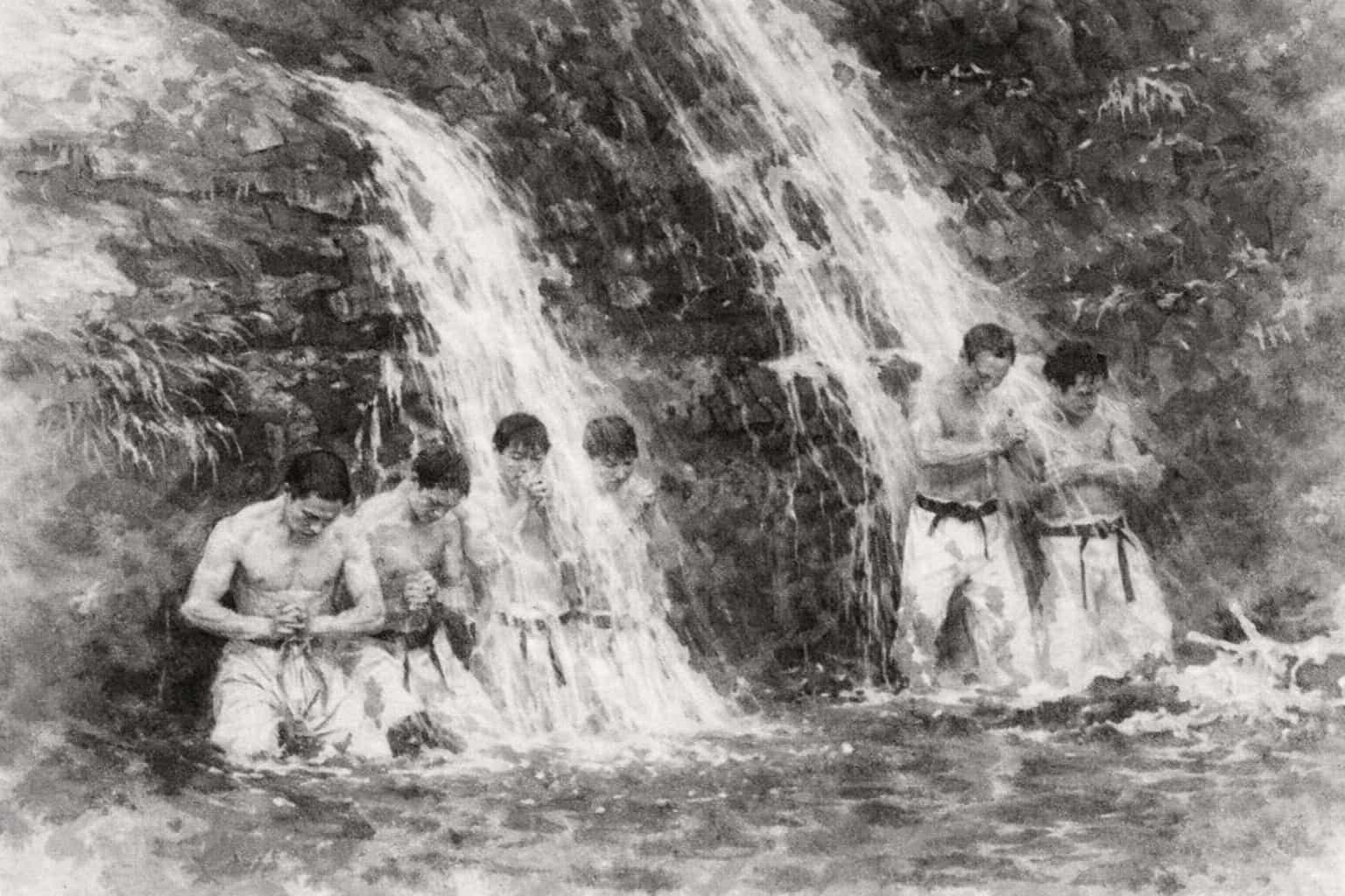 Sumi-e-inspirerad illustration av karateutövare som står under ett vattenfall i disciplinerat stillastående som symbol för självövervinnelse.